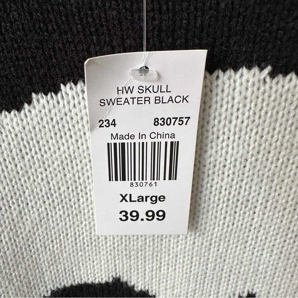 Wallpapher Black and White Crewneck Sweater Skull Design - Picture 6 of 11